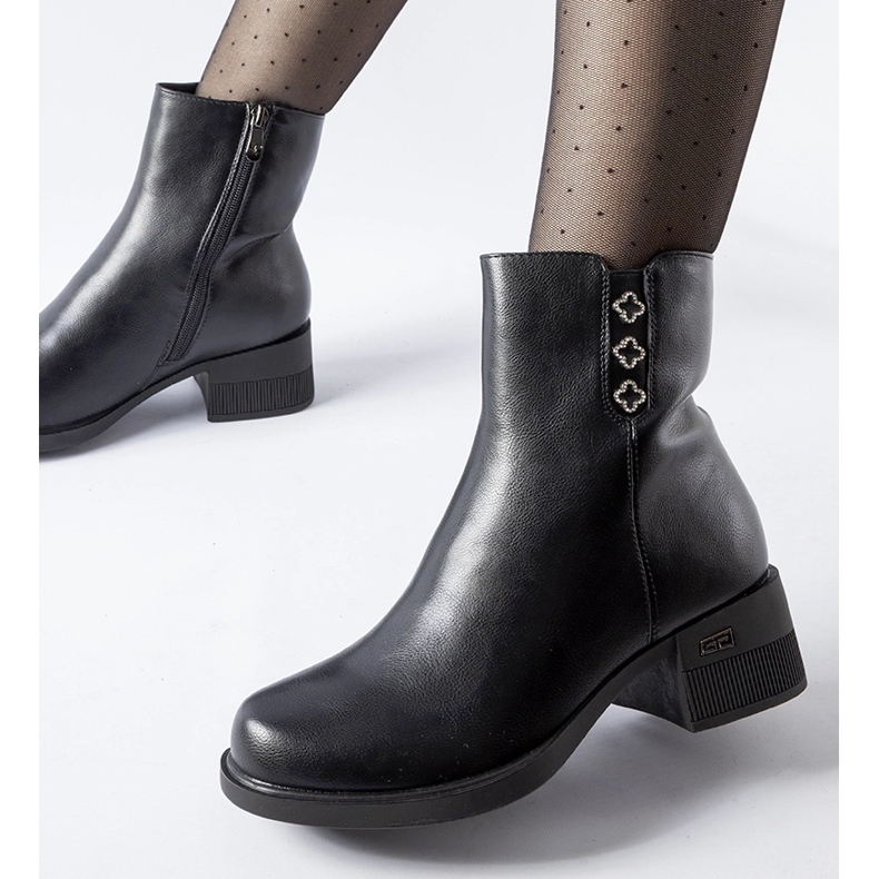 Černé zateplené kotníkové boty s kamínky Insignia černá 1