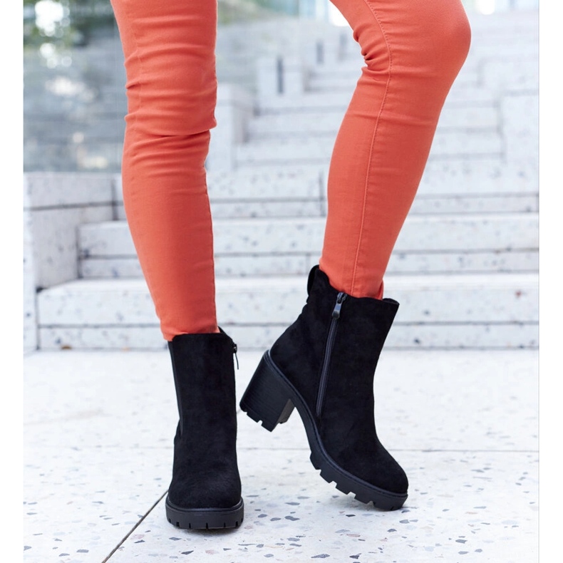 Černé zateplené kotníkové boty z ekologického semiše značky Caio černá 1