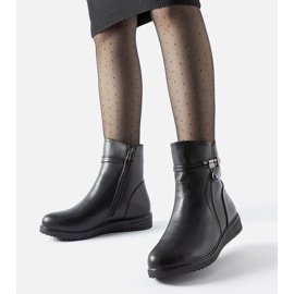 Černé zateplené kotníkové boty s ozdobným přívěskem Nola černá 1