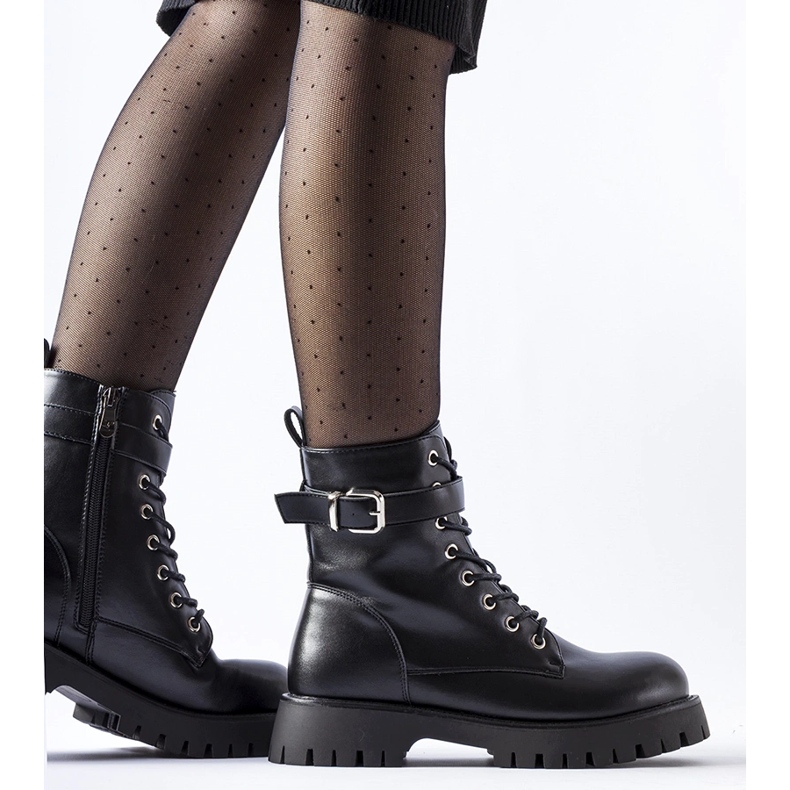 Černé zateplené kotníkové boty s ozdobnou Fino přezkou černá 1