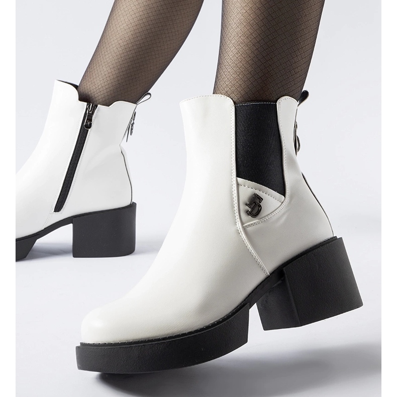 Bílé zateplené kozačky s masivním blokem bílý 1