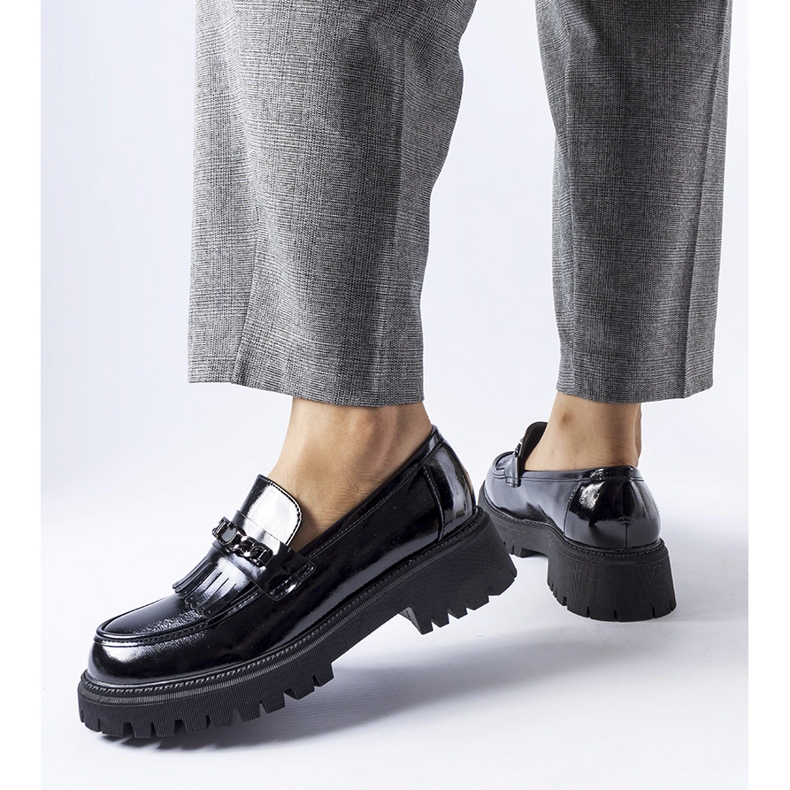 Černé lakované mokasíny s přezkou Agordina černá 1 Černé lakované mokasíny s přezkou Agordina černá 1