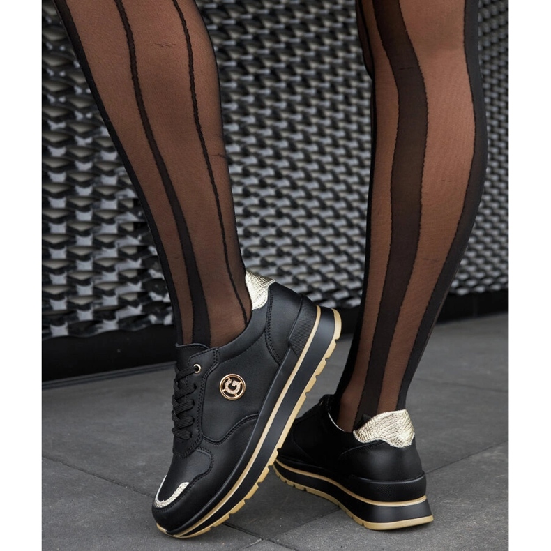 Černé kožené boty s kamínky černá 1