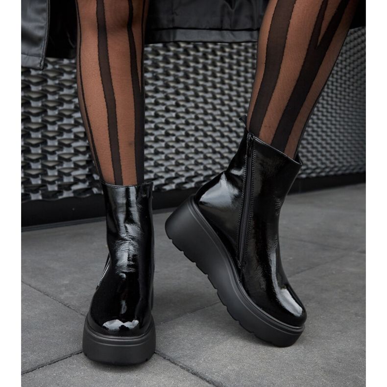 Černé zateplené kozačky na klínku černá 1