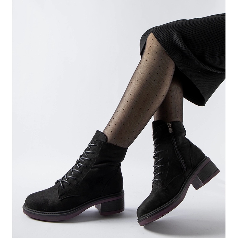 Černé klasické kotníkové boty s fialovou podrážkou značky Teo černá 1