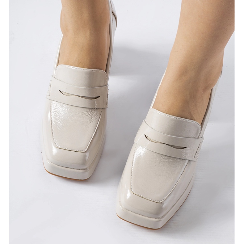 Šedé lakované lodičky na západním podpatku šedá 1