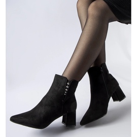 Černé kotníkové boty z ekologického semiše na podpatku Pikeville černá 1 Černé kotníkové boty z ekologického semiše na podpatku Pikeville černá 1