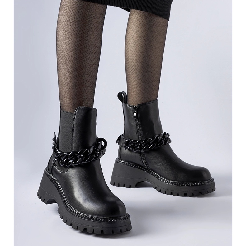 Černé kotníkové boty s masivní podrážkou Beltran černá 1 Černé kotníkové boty s masivní podrážkou Beltran černá 1