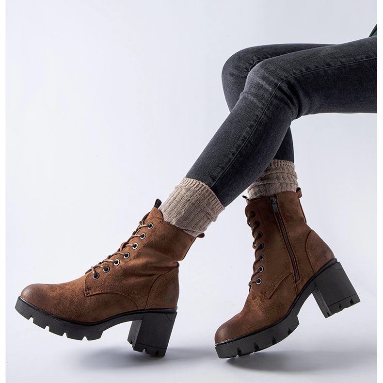 Hnědé semišové kotníkové boty Romilda na vysokém podpatku černá 1