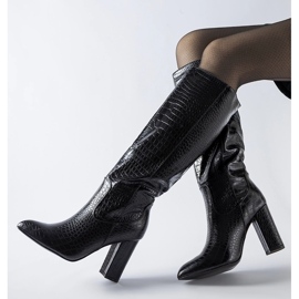 Černé kozačky s ražbou Facino na patě černý 1