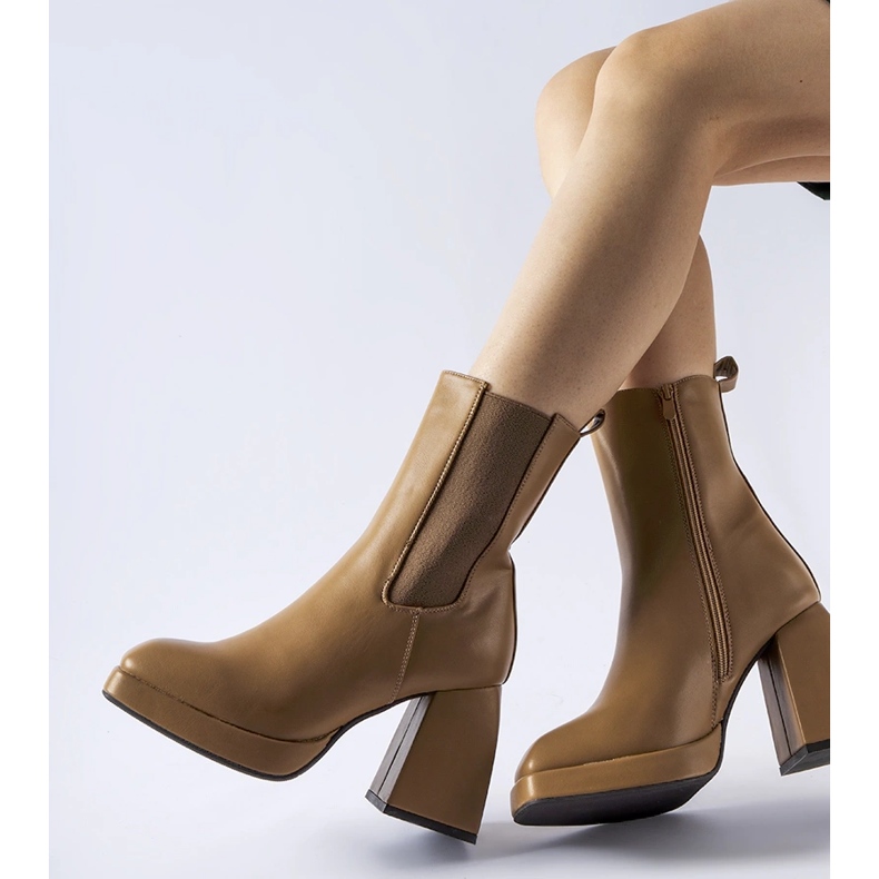 Hnědé, zateplené kotníkové boty od Adamo hnědý 1