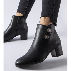 Černé zateplené kozačky na nízkém podpatku značky Guido černá 1 Černé zateplené kozačky na nízkém podpatku značky Guido černá 1