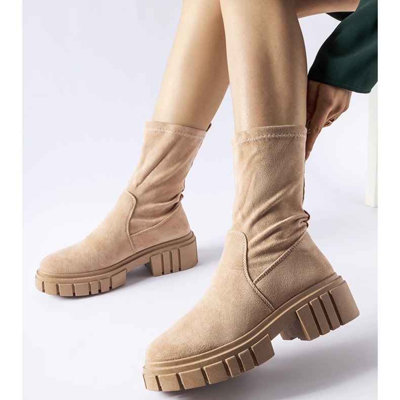 Béžové nazouvací kotníkové boty Montefusco z ekologického semiše béžový 1 Béžové nazouvací kotníkové boty Montefusco z ekologického semiše béžový 1