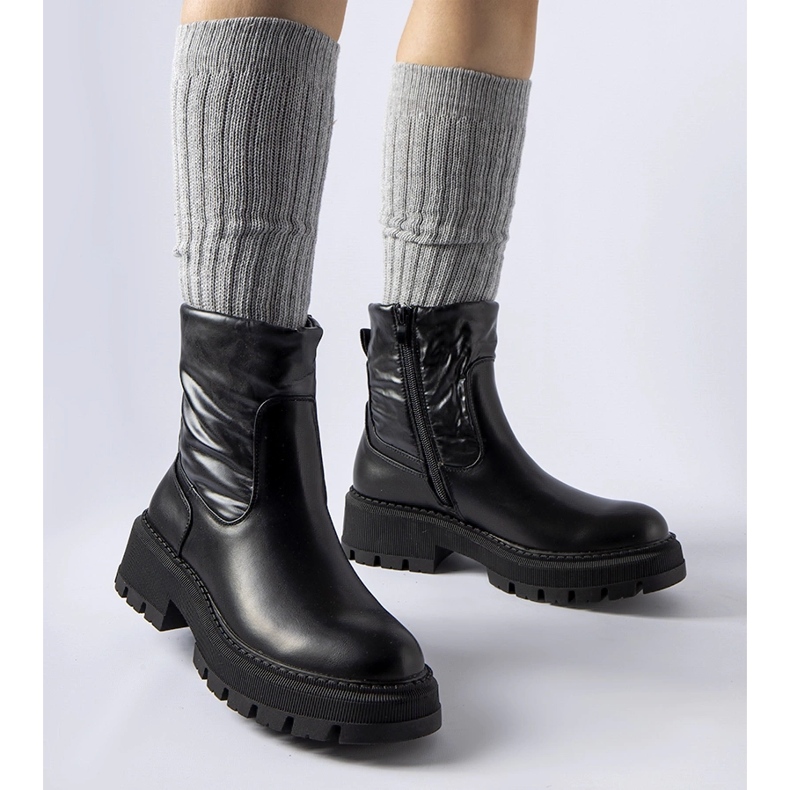 Černé kotníkové boty s ozdobným svrškem značky Garrett černá 1