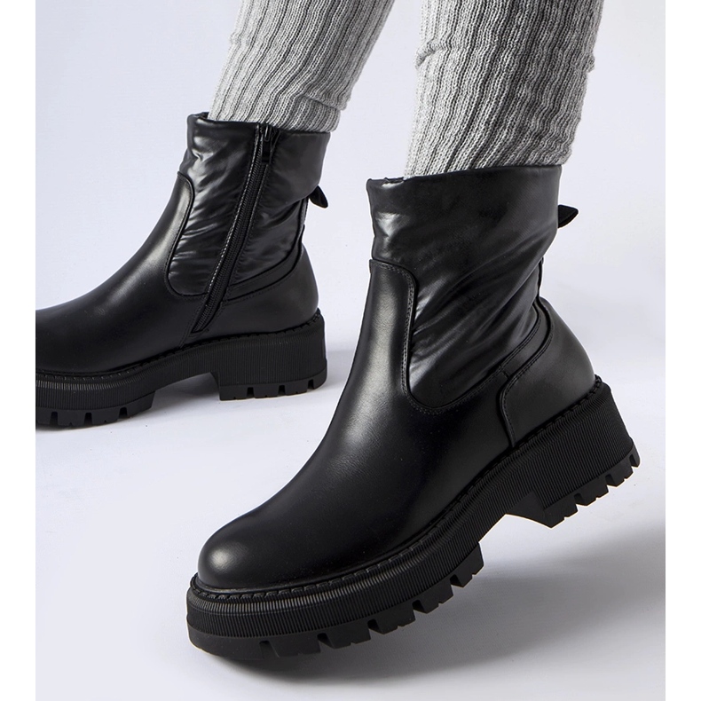 Černé kotníkové boty s ozdobným svrškem značky Garrett černá 2