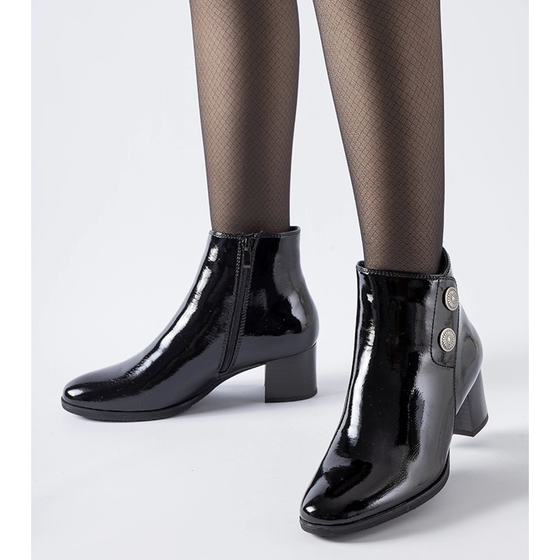 Černé lakované kotníkové boty na nízkém podpatku značky Guido černá 1