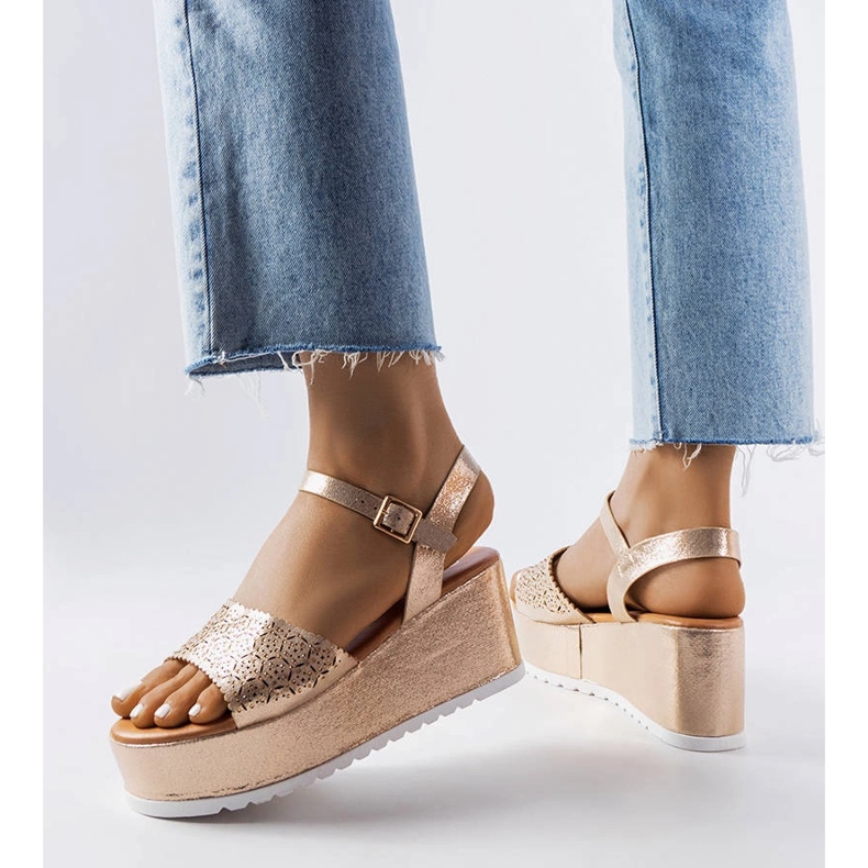 Zlaté prolamované sandály na platformě od Stockton zlatý 1 Zlaté prolamované sandály na platformě od Stockton zlatý 1