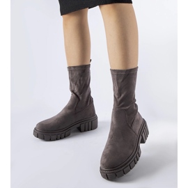 Šedé nazouvací kotníkové boty Montefusco z ekologického semiše šedá 1 Šedé nazouvací kotníkové boty Montefusco z ekologického semiše šedá 1