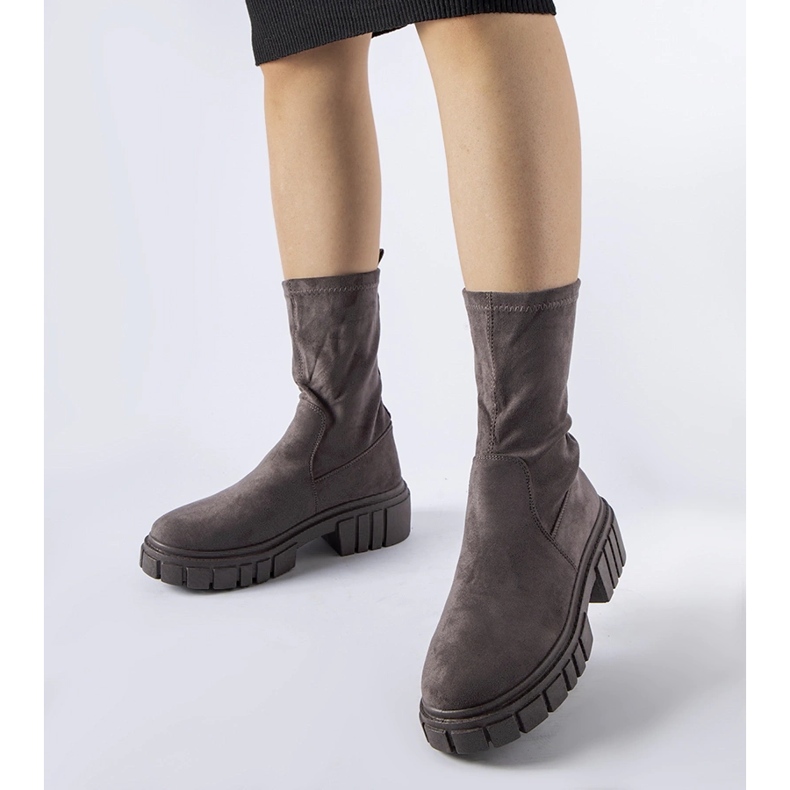 Šedé nazouvací kotníkové boty Montefusco z ekologického semiše šedá 1 Šedé nazouvací kotníkové boty Montefusco z ekologického semiše šedá 1