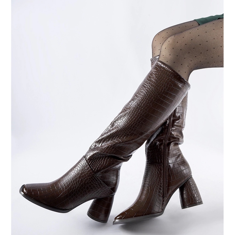 Hnědé kozačky zdobené ražbou Council hnědý 1