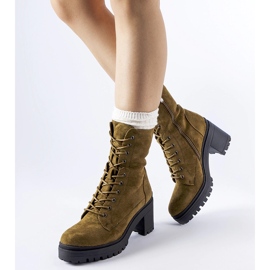 Zelené zateplené kozačky na nízkém podpatku od Cotti zelená 1 Zelené zateplené kozačky na nízkém podpatku od Cotti zelená 1