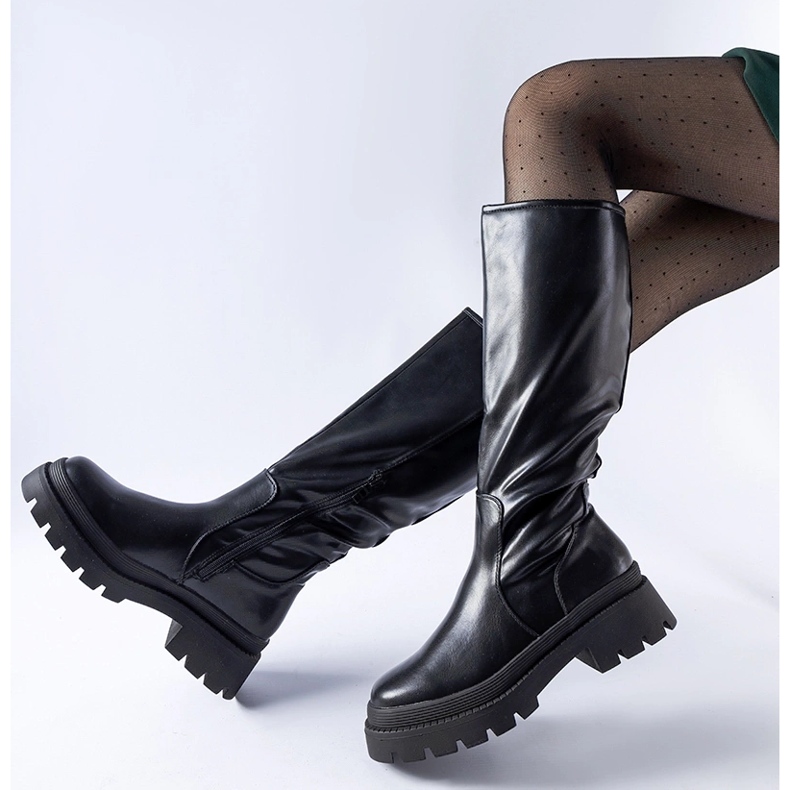 Černé ploché klasické kozačky Christien černá 1