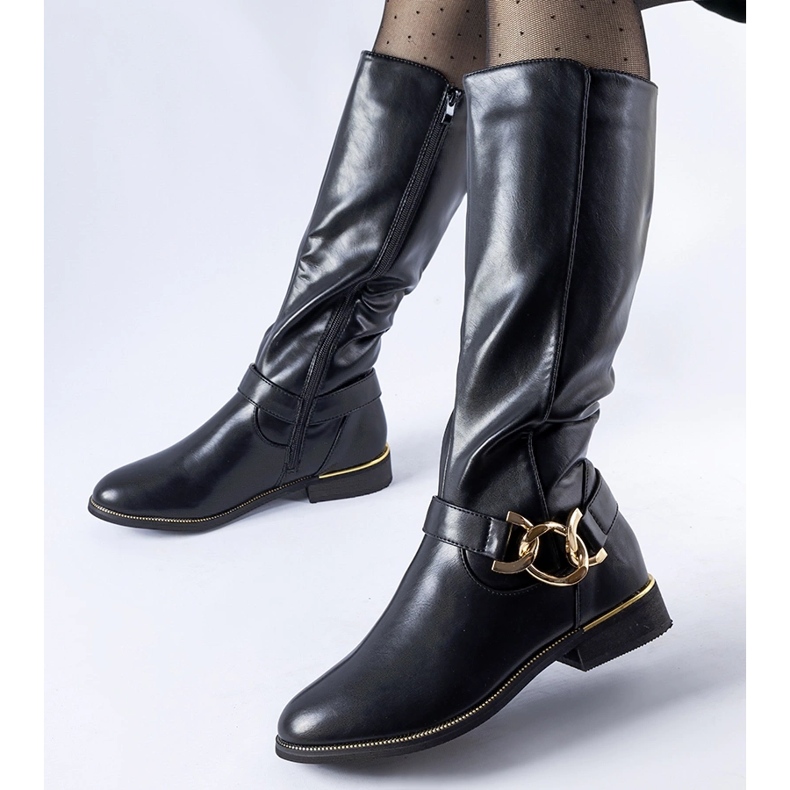 Černé zateplené kozačky zdobené sponou Ortega černá 1 Černé zateplené kozačky zdobené sponou Ortega černá 1