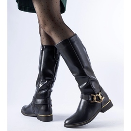 Černé zateplené kozačky zdobené sponou Ortega černá 2 Černé zateplené kozačky zdobené sponou Ortega černá 2