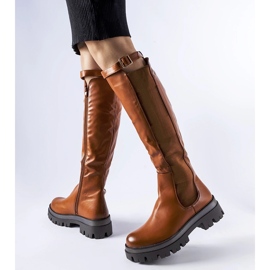 Hnědé masivní kozačky zdobené páskem Stuart hnědý 1