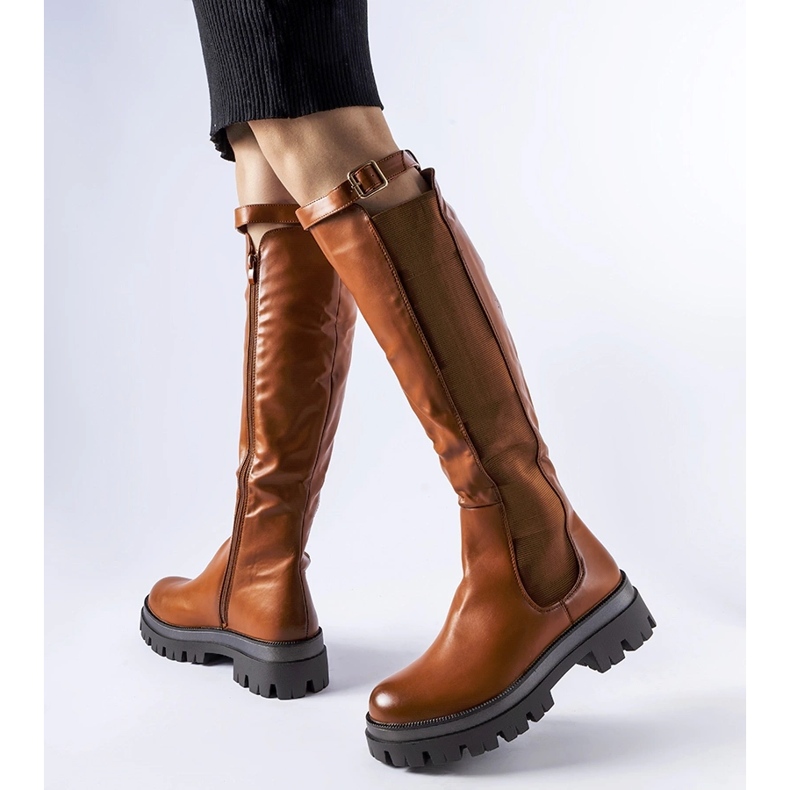 Hnědé masivní kozačky zdobené páskem Stuart hnědý 1