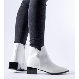 Bílé zateplené kozačky na hranatém podpatku Boris bílý 1 Bílé zateplené kozačky na hranatém podpatku Boris bílý 1