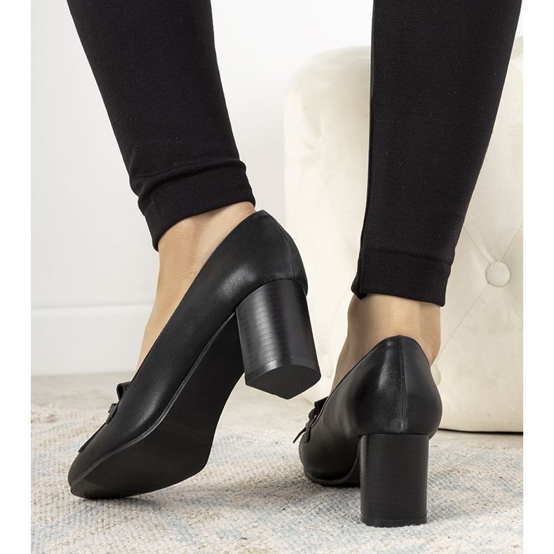 Černé lodičky na sloupku z Aliciny ekokože černá 1 Černé lodičky na sloupku z Aliciny ekokože černá 1