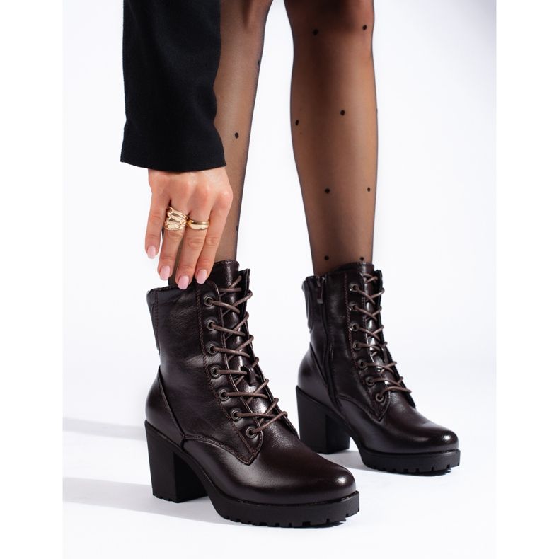 Hnědé kotníkové boty značky Daszyński hnědý 1