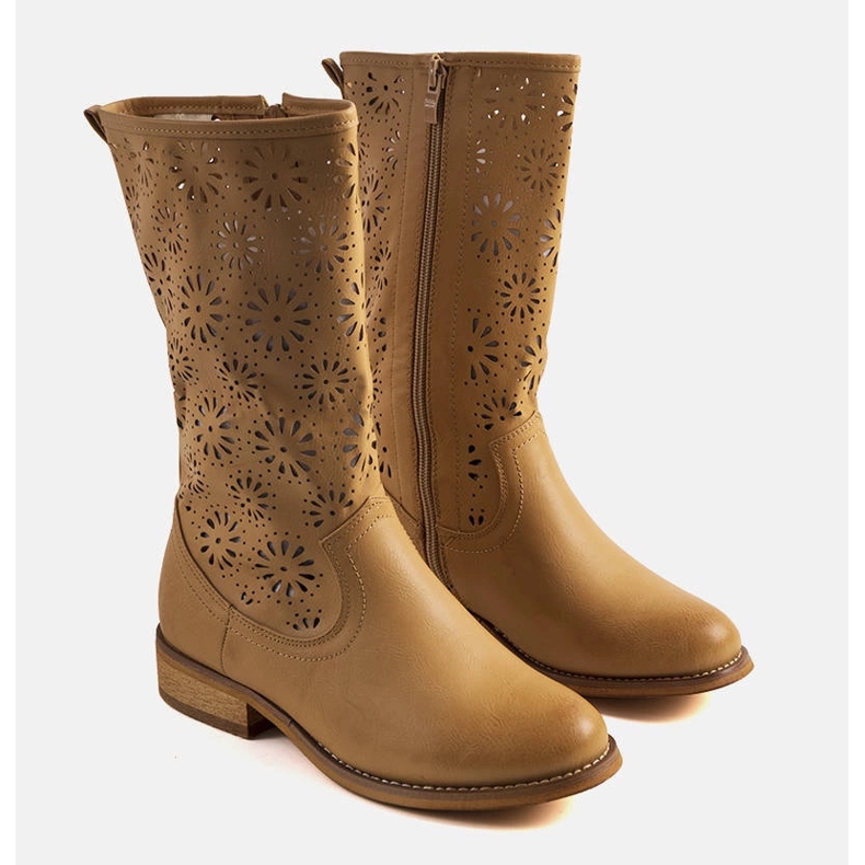 Světle hnědé prolamované dětské kozačky značky Bitsis béžový 1