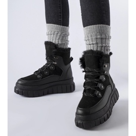 Černé kotníkové boty s masivní podrážkou Cervantes černá 1 Černé kotníkové boty s masivní podrážkou Cervantes černá 1