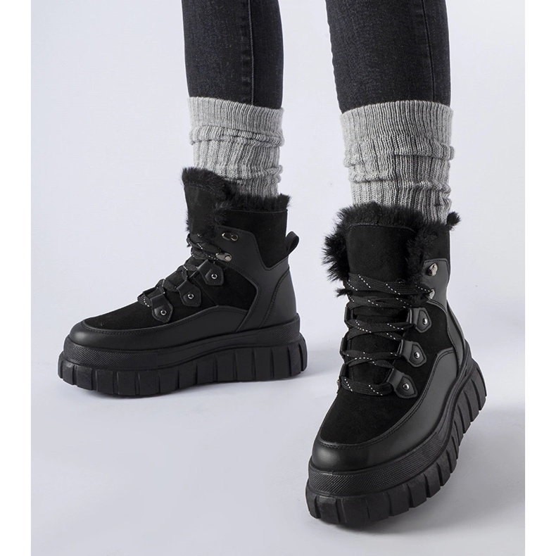 Černé kotníkové boty s masivní podrážkou Cervantes černá 1 Černé kotníkové boty s masivní podrážkou Cervantes černá 1