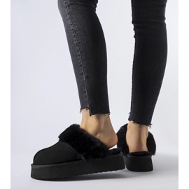 Černé zateplené pantofle s kožíškem Andonno černá 1 Černé zateplené pantofle s kožíškem Andonno černá 1