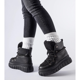 Černé kotníkové boty na masivní platformě Sforza černá 1
