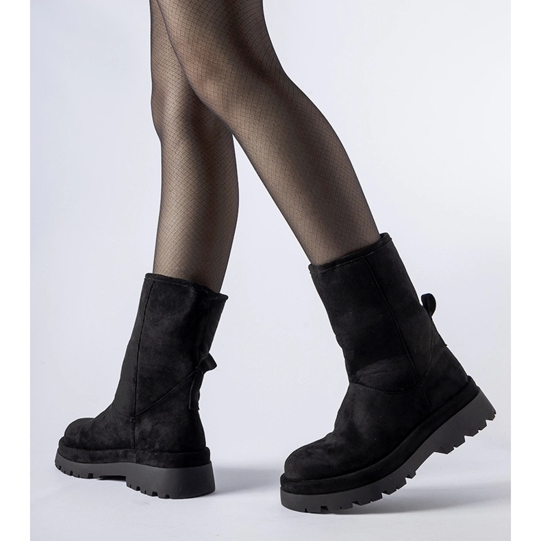 Černé zateplené kozačky s masivní Flavia podrážkou černá 1