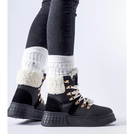 Černí dělníci na masivní platformě Rodrigo černý 1