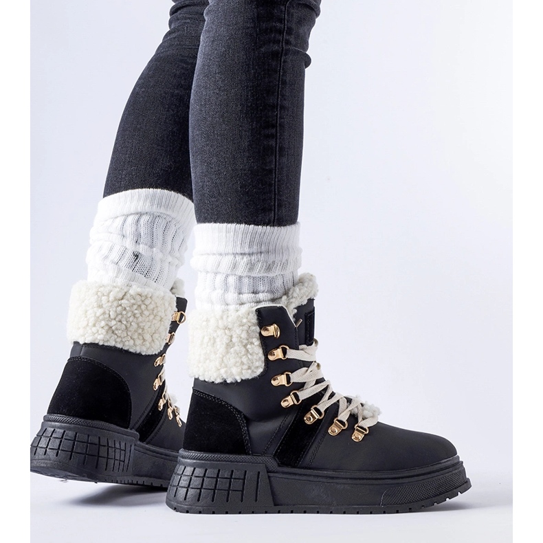 Černí dělníci na masivní platformě Rodrigo černá 1