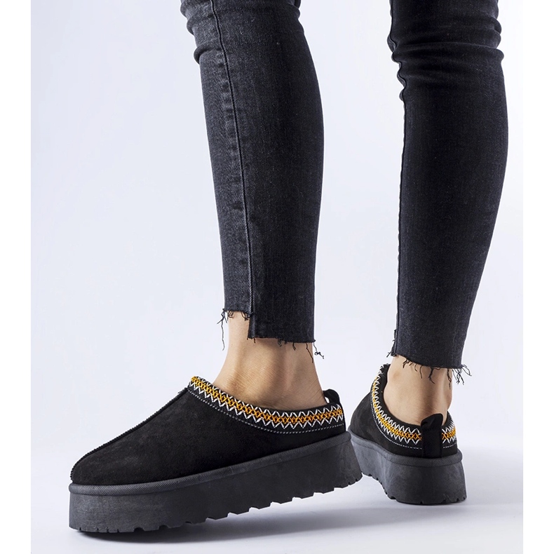 Černé nízké sněhule s ozdobným prošíváním Fori černá 1