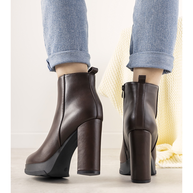 Klasické dámské hnědé kotníkové boty na sloupek Feria hnědý 1