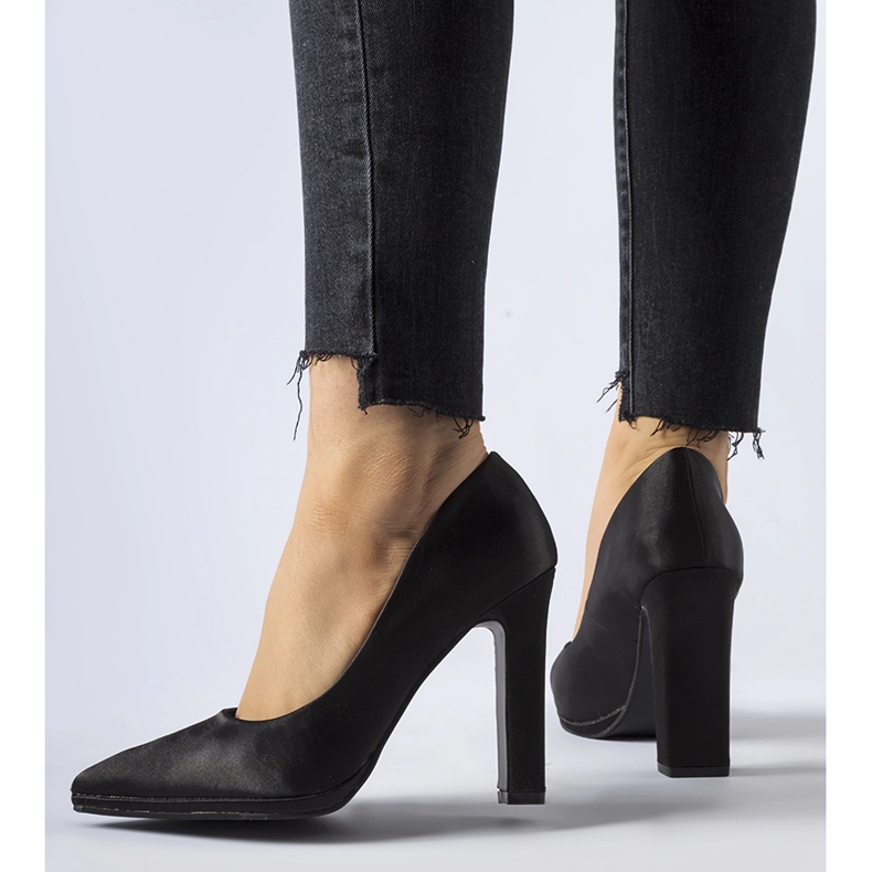 Černé saténové lodičky na jehlách značky Rivers černá 1