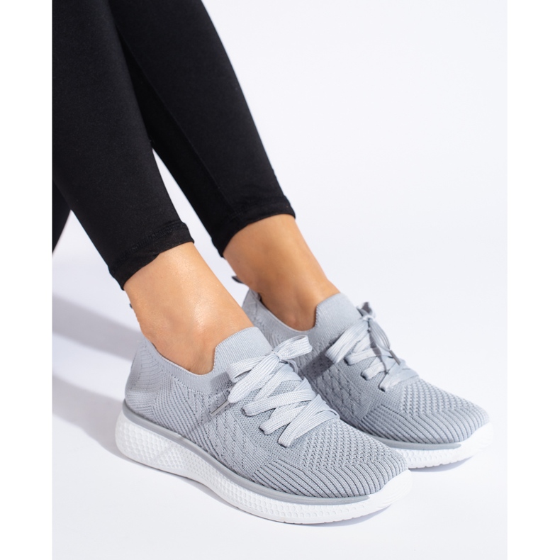 Šedá šněrovací sportovní obuv 1