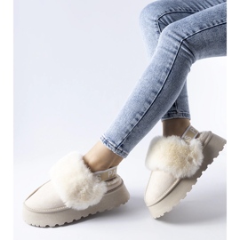 Světle béžové zateplené pantofle s gumičkou od Sangro béžový 1