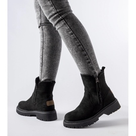 Černé zateplené klasické kotníkové boty Tesoriero černá 1 Černé zateplené klasické kotníkové boty Tesoriero černá 1