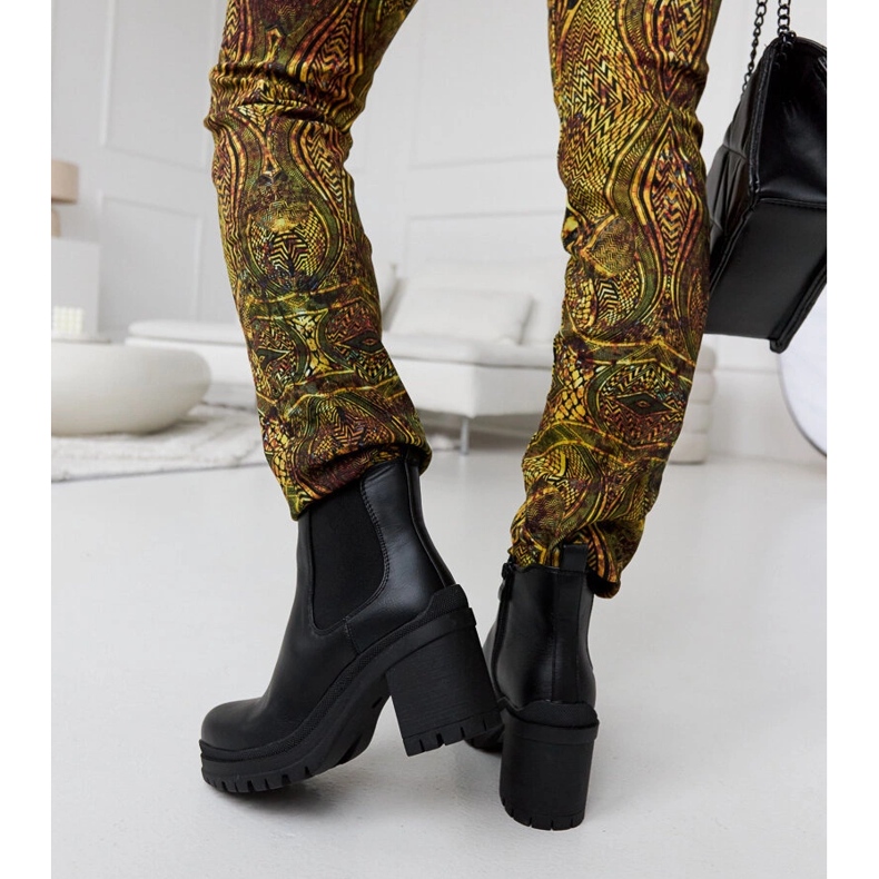 Černé kotníkové boty na nízkém podpatku značky Layman černá 1