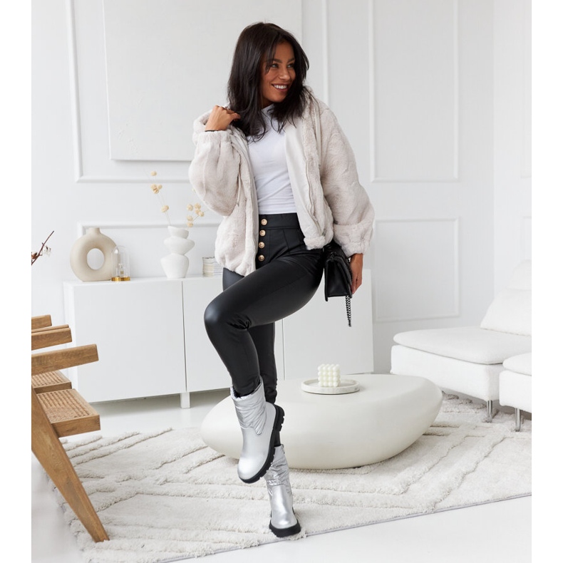 Stříbrné zateplené kotníkové boty s prošíváním Malvaro stříbrný 1 Stříbrné zateplené kotníkové boty s prošíváním Malvaro stříbrný 1