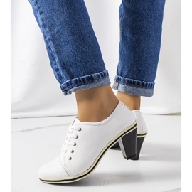 BM Bílé boty na sloupku Filra bílý 2